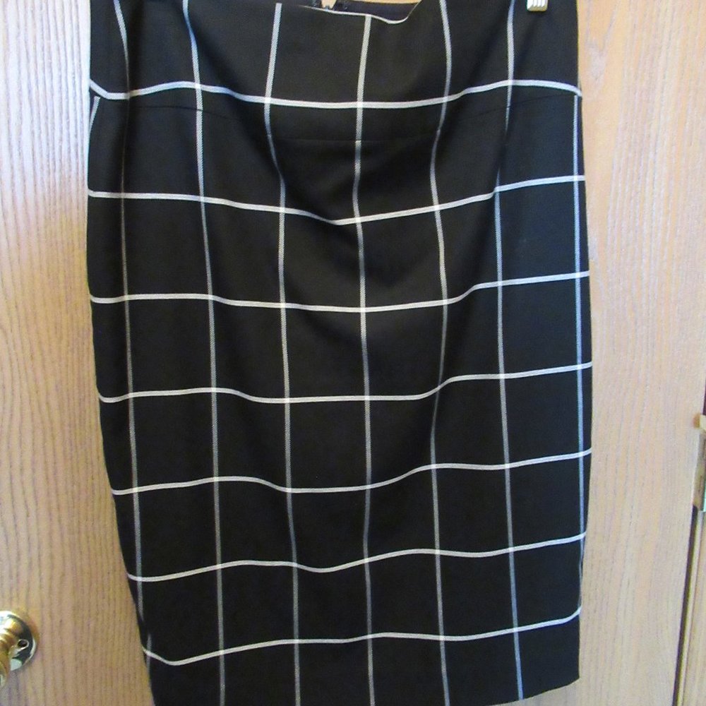 Mid length fitted skirt Size 12